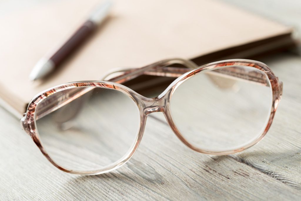 Okulary korekcyjne to nie tylko narzędzie poprawiające wzrok, ale również stylowy dodatek, który może odmienić nasz wygląd i podkreślić naszą osobowość
