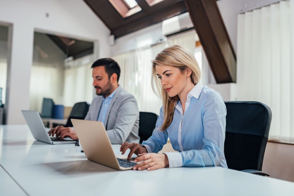 FileMaker to popularne oprogramowanie do zarządzania bazami danych, które może być wykorzystane w różnych branżach i dziedzinach biznesowych