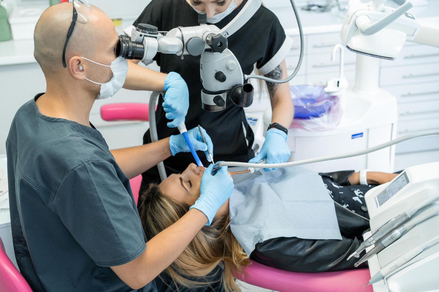 Mikroskop w leczeniu zębów: nowa era w stomatologii