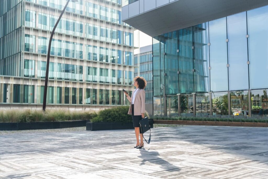 Obowiązek posiadania ubezpieczenia OC przez zarządców nieruchomości został wprowadzony przede wszystkim jako forma ochrony interesów osób trzecich, które mogą ucierpieć na skutek błędów lub zaniedbań ze strony zarządzających