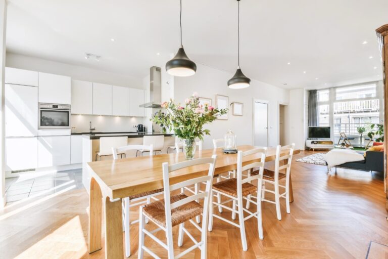 Jak wybrać idealną drewnianą podłogę? Porady od eksperta!