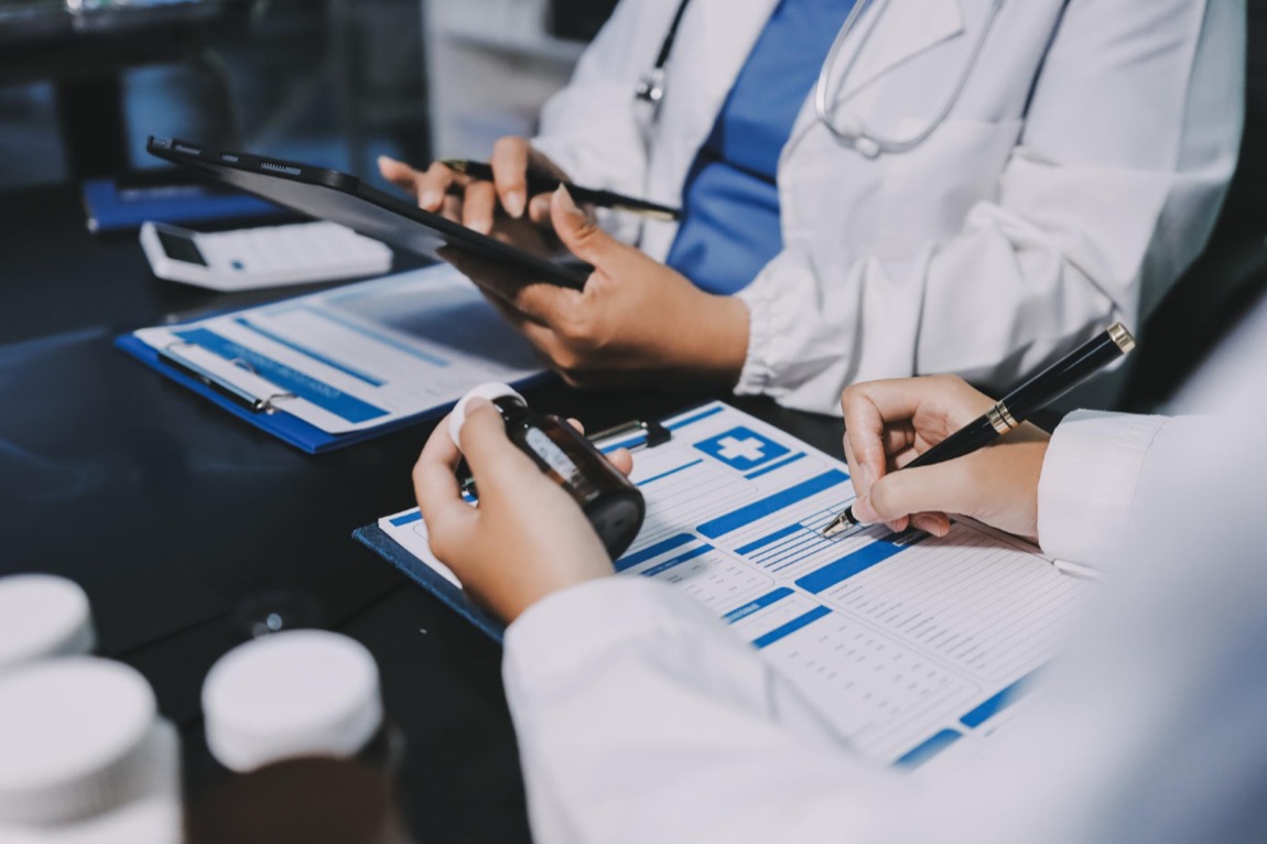 Zabezpieczenie prawne dla medyków: jak odpowiedzialność ubezpieczeniowa wpływa na pracę w wielodyscyplinarnych zespołach zdrowotnych