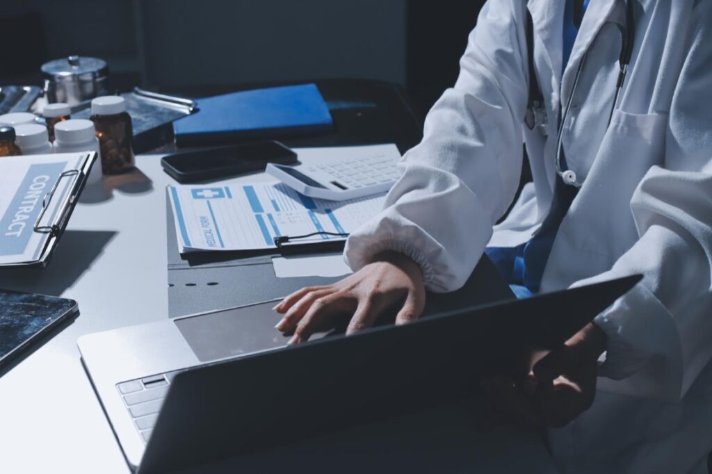 Każdy profesjonalista w dziedzinie zdrowia musi mieć świadomość, że odpowiedzialność prawna i ubezpieczeniowa to nie tylko formalne obowiązki, ale elementy decydujące o bezpieczeństwie zawodowym