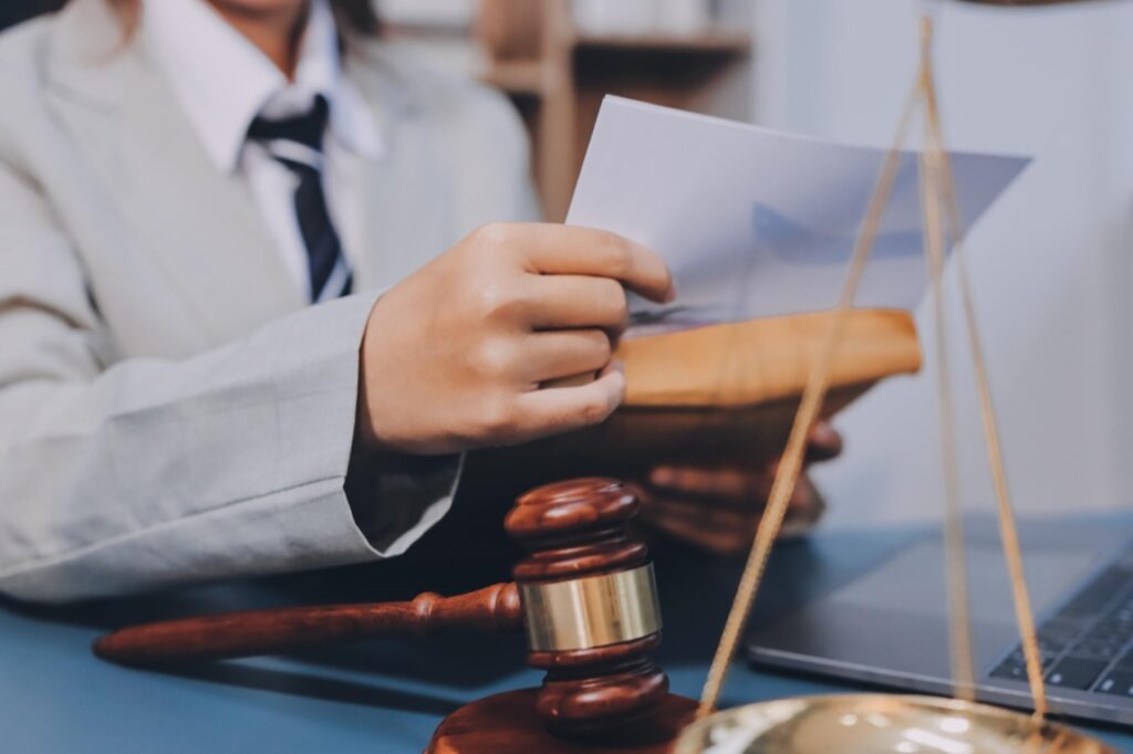 Praca radcy prawnego wiąże się z ciągłym kontaktem z klientami oraz udzielaniem porad prawnych, które mogą mieć znaczące implikacje dla życia lub biznesu klientów