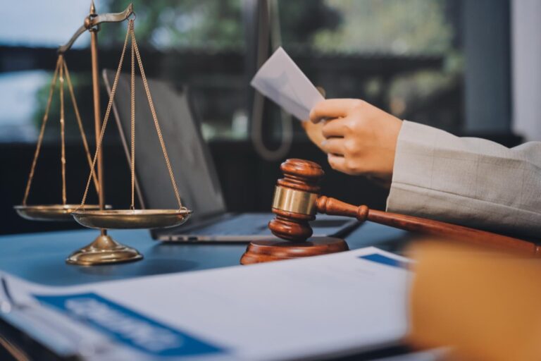 Jak ubezpieczenia wspierają radców prawnych w spełnianiu obowiązków zawodowych?