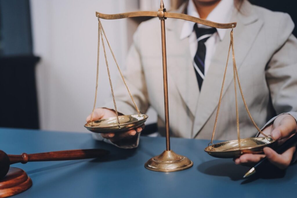 Praca radcy prawnego wiąże się z ciągłym kontaktem z klientami oraz udzielaniem porad prawnych, które mogą mieć znaczące implikacje dla życia lub biznesu klientów